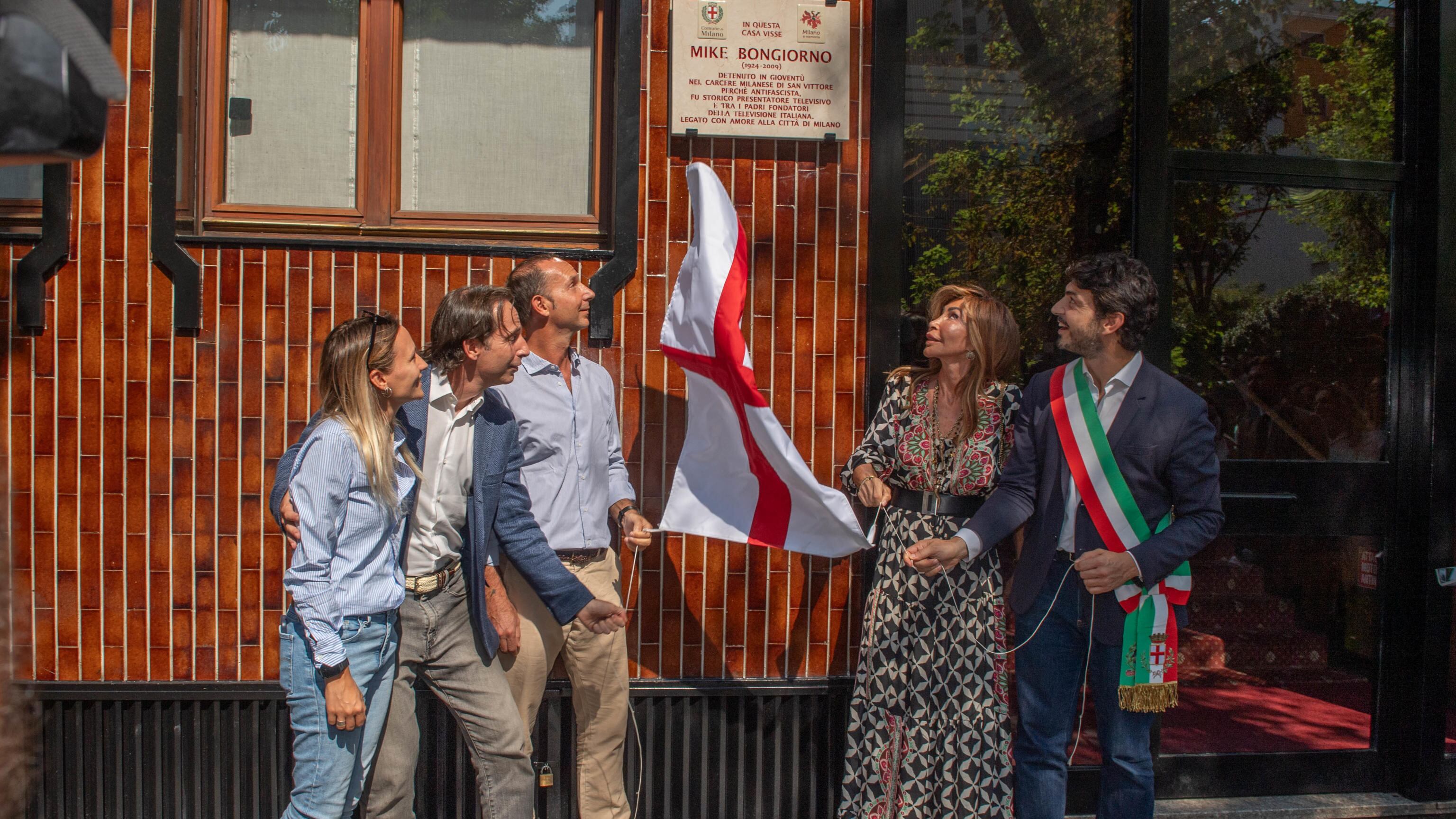 "Uno splendido regalo". Milano ricorda il partigiano Mike Bongiorno