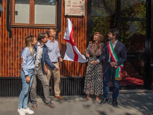 "Uno splendido regalo". Milano ricorda il partigiano Mike Bongiorno
