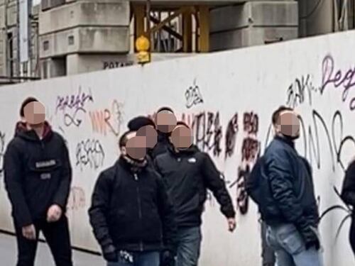 "Facciamo girare le loro foto...". Ora gli antifà schedano i ragazzi di destra
