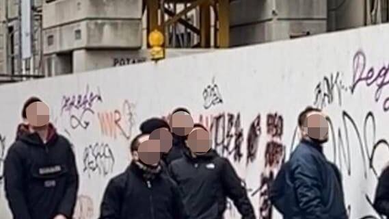 "Facciamo girare le loro foto...". Ora gli antifà schedano i ragazzi di destra