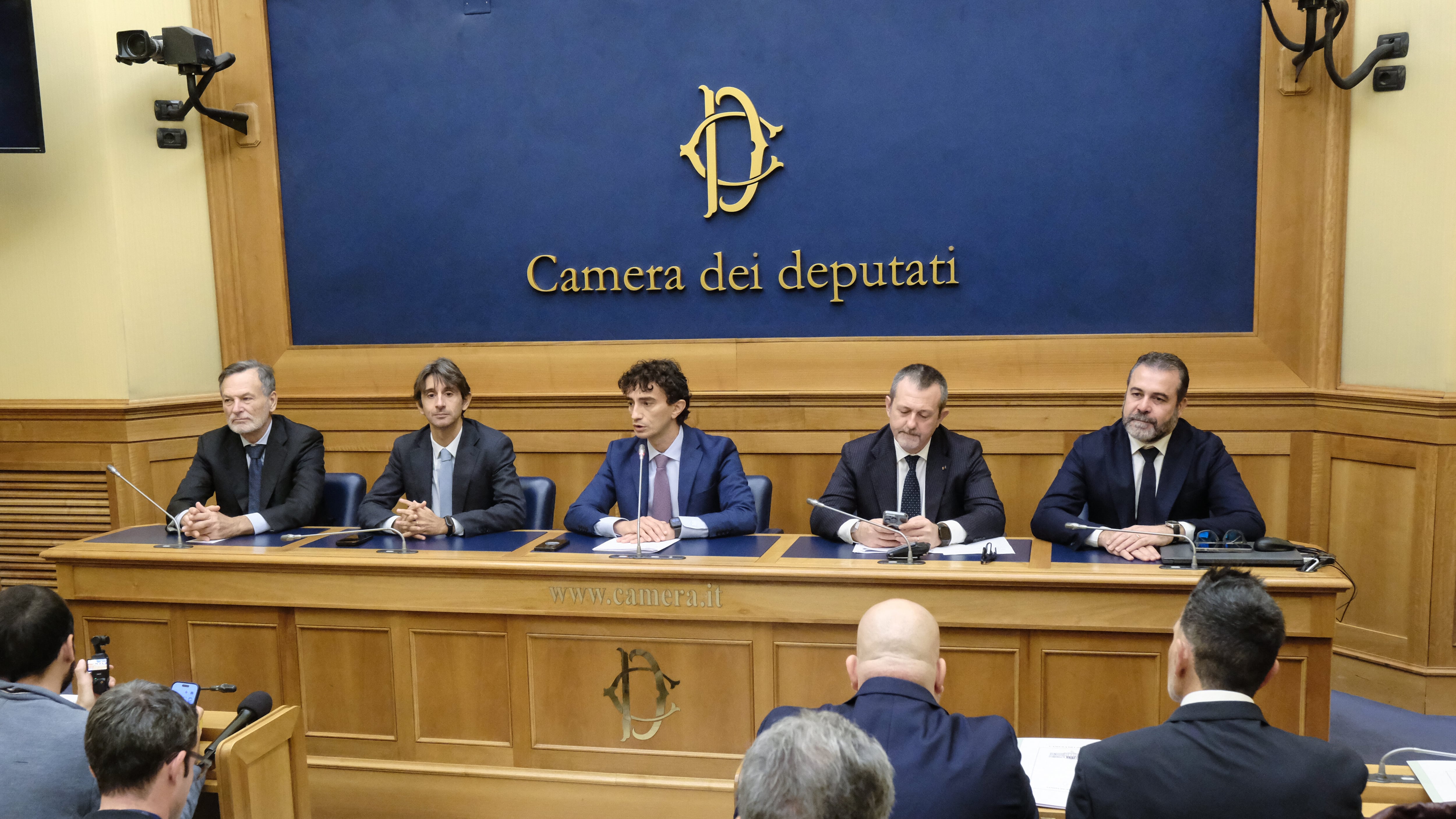 "Basta indagare gli agenti in automatico". Ecco la proposta di FdI per le forze dell'ordine