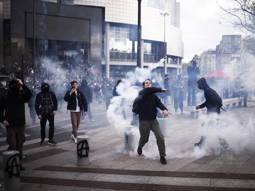 La Corte francese approva la riforma delle pensioni: scoppiano le proteste