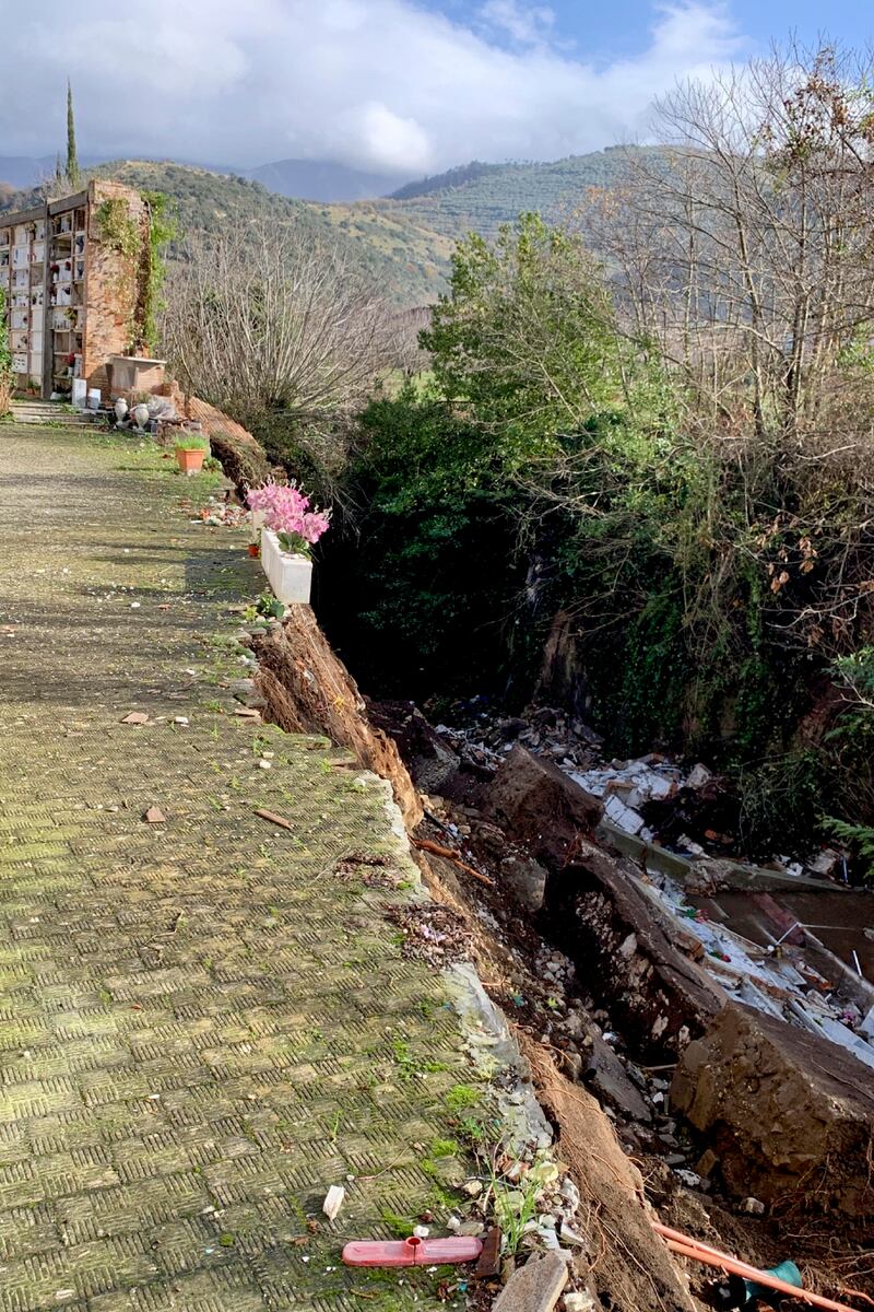 Il maltempo fra crollare un'ala del cimitero: le bare nel torrente 4