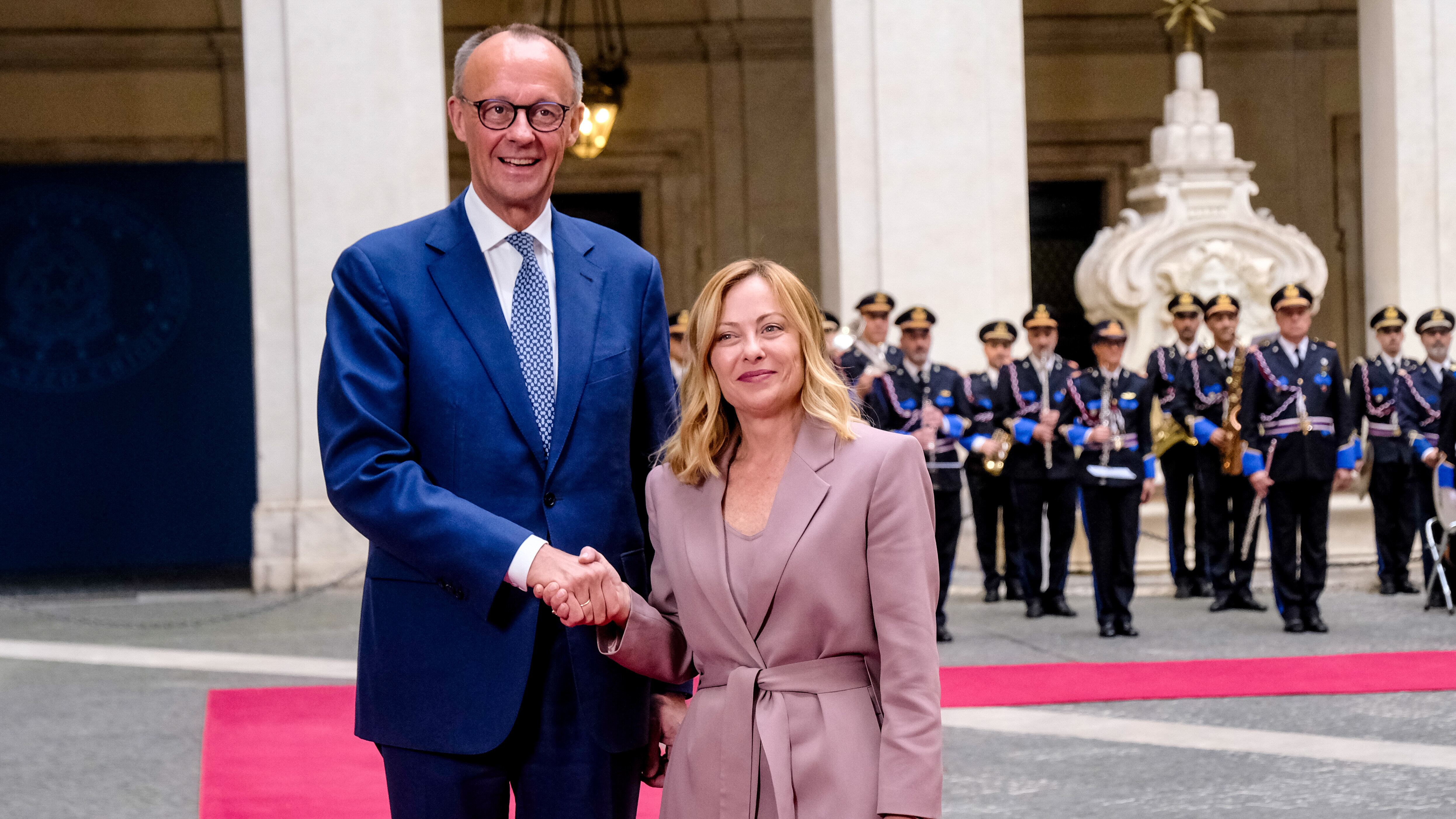 Merz-Meloni, l'asse "Merzoni" che mette all'angolo Macron