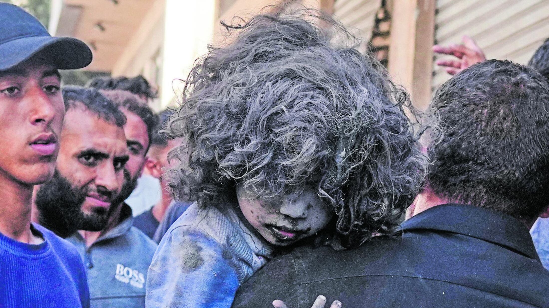 Gaza, speranze di tregua ma Tel Aviv frena. In Cisgiordania i coloni attaccano i soldati