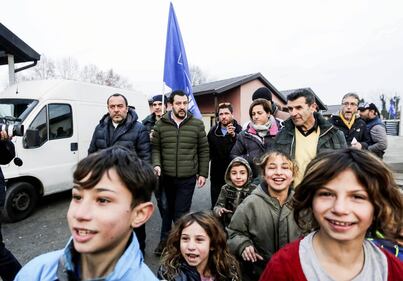 Torino, Salvini circondato dai bambini rom 9