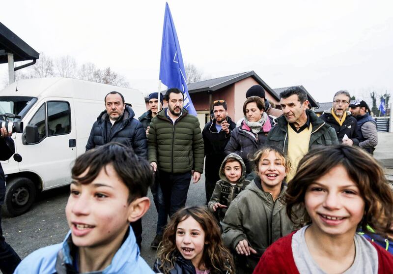 Torino, Salvini circondato dai bambini rom 9