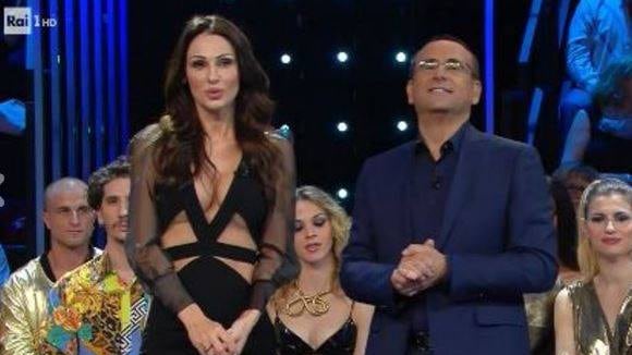 I migliori anni, ancora critiche alla Tatangelo: "Il vestito è volgare"