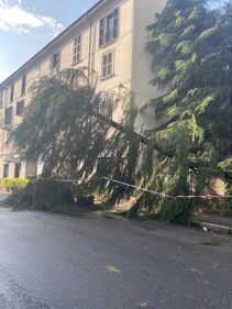 Danni a Milano per il maltempo: divelto balcone in Foro Bonaparte 6