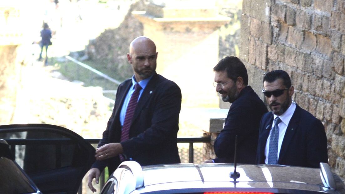 Marino firma le dimissioni e in Comune arriva la Finanza