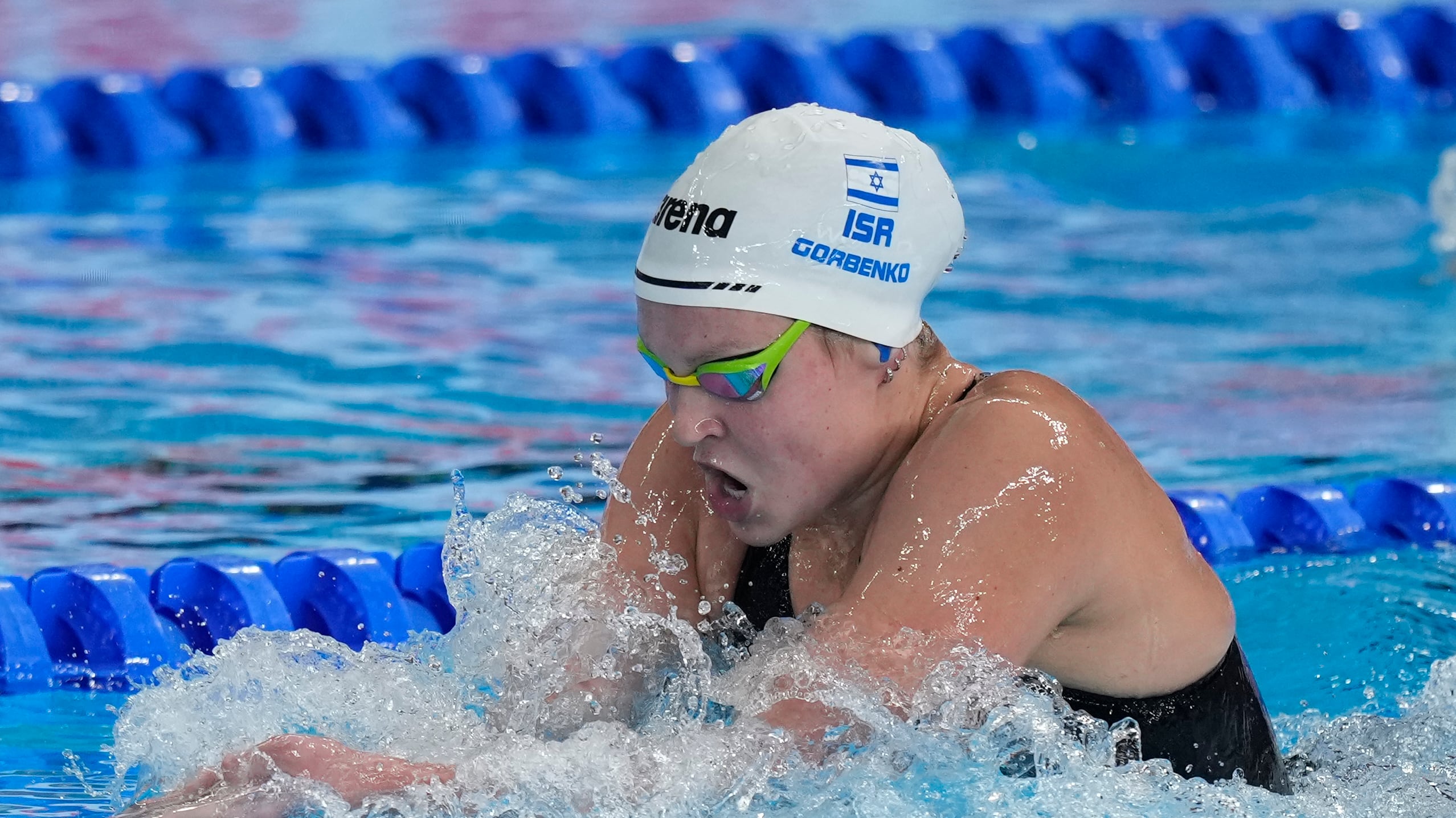 L'argento ai mondiali poi i fischi: così Doha contesta la nuotatrice israeliana