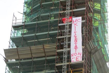 Napoli, licenziati Fca protestano sul campanile del Carmine 4