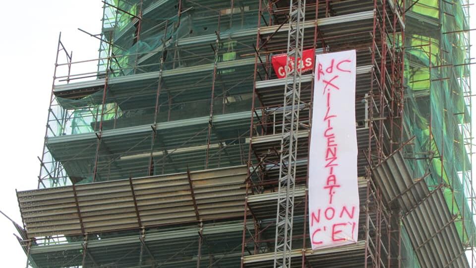 Napoli, ex operai Fca sul campanile del Carmine: "Qui la nostra Passione"