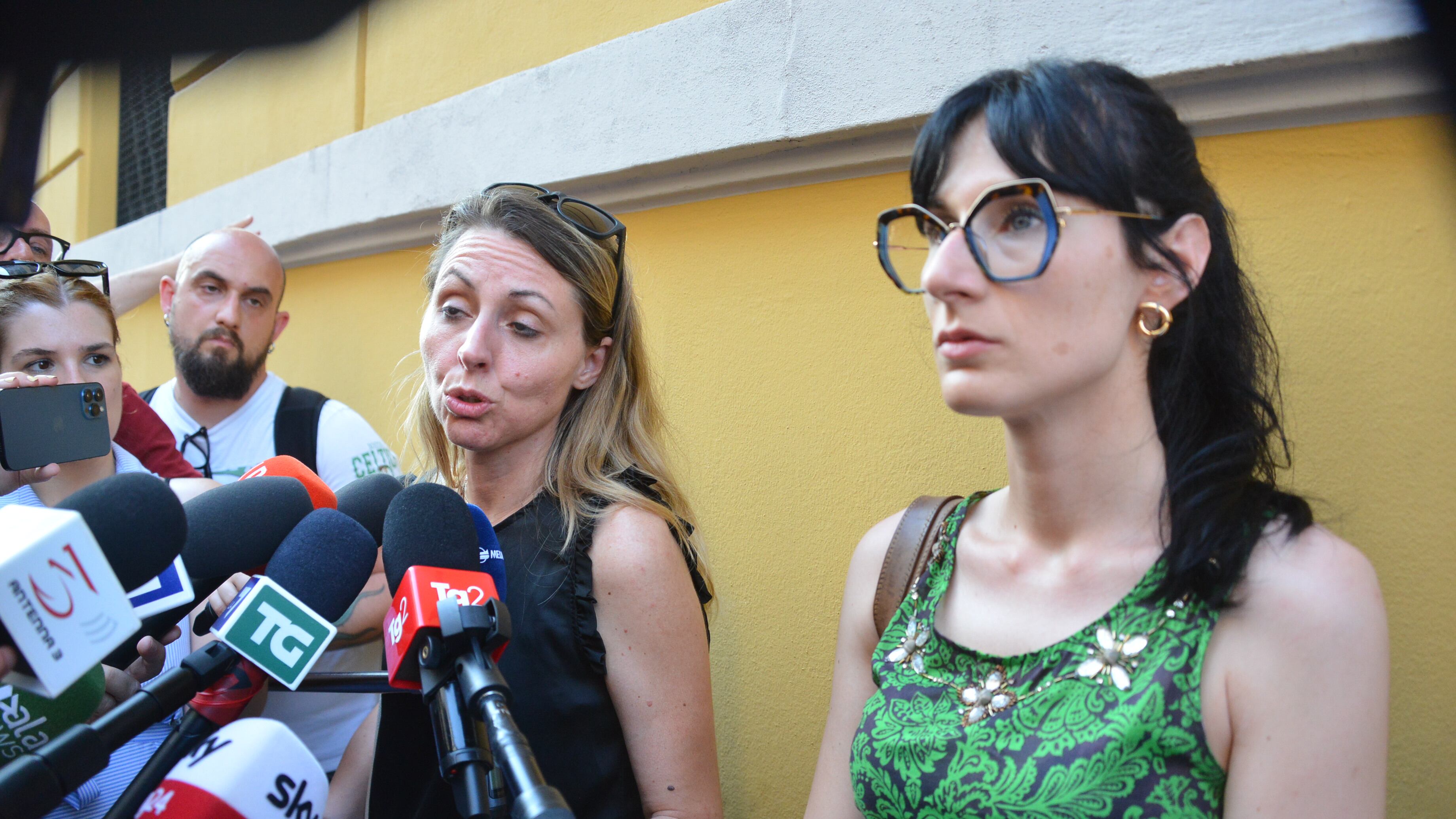 "Era tutto secco". Ora è lite sulla spazzatura di casa Poggi