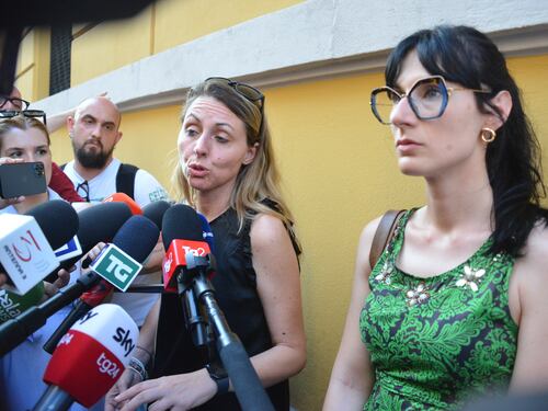 "Era tutto secco". Ora è lite sulla spazzatura di casa Poggi