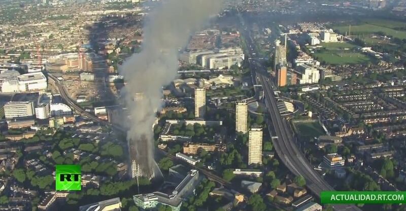 Grattacielo in fiamme a Londra 4