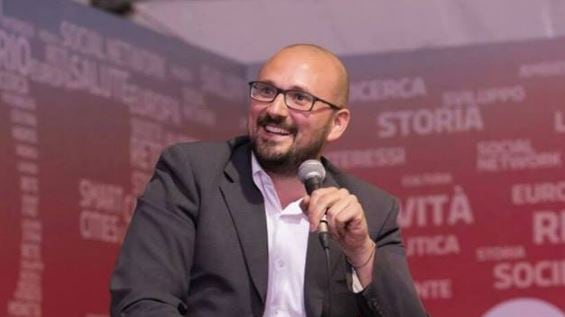 Il sindaco Pd insiste: "Era una battuta" E Fdi lo denuncia per vilipendio