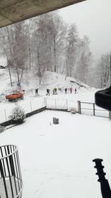 I migranti spalano la neve a Pettinengo 1