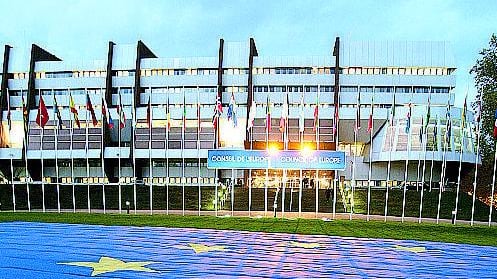 Troppi euroscettici L'Europa finanzia un pool per oscurarli