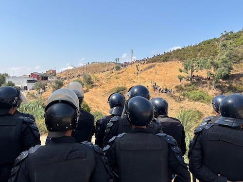 Ceuta, il Marocco blocca il tentativo di centinaia di migranti di raggiungere l’exclave spagnola