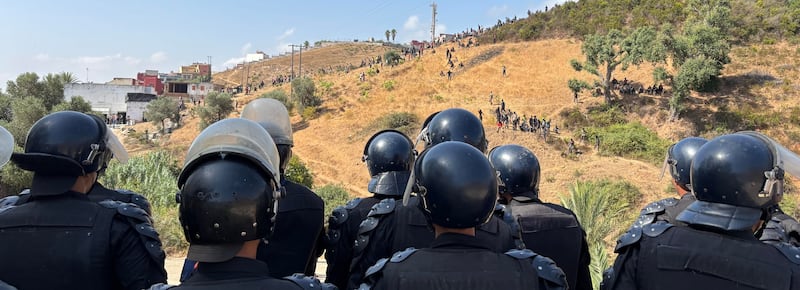 Il Marocco intercetta centinaia di migranti diretti verso Ceuta: cariche e lacrimogeni per disperderli