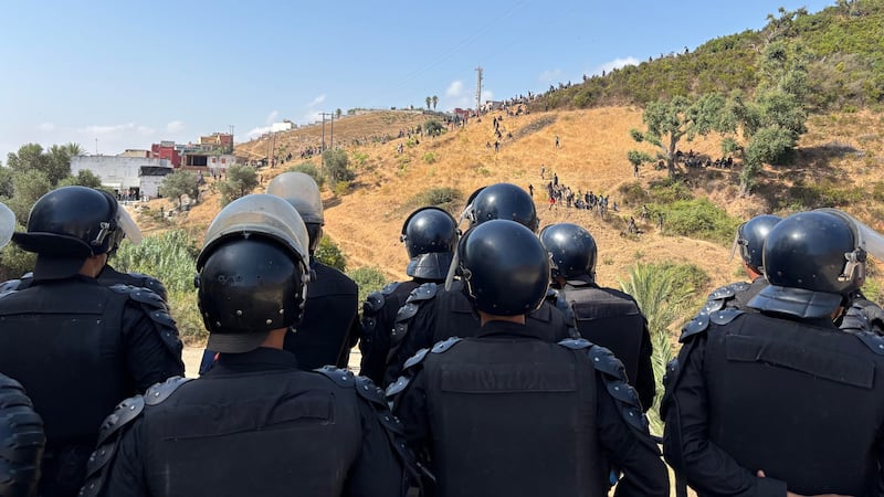 Ceuta, il Marocco blocca il tentativo di centinaia di migranti di raggiungere l’exclave spagnola