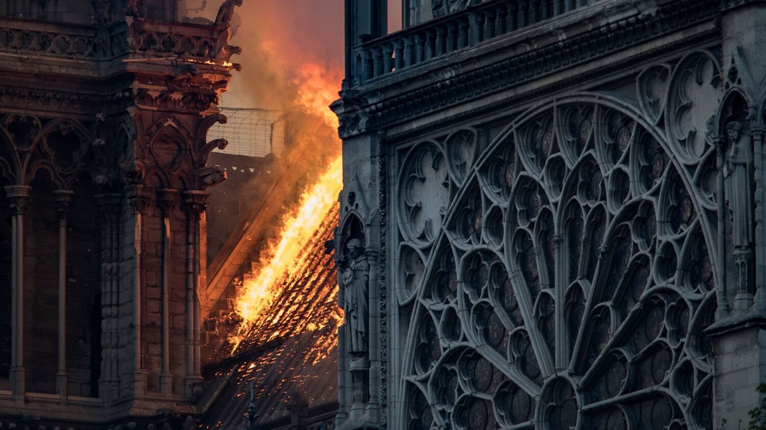 Fiamme domate a Notre Dame: il problema è se ora la struttura reggerà