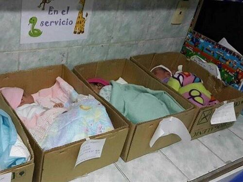 Neonati nei cartoni: la foto mette a nudo la crisi del Venezuela
