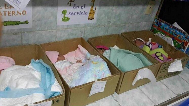 Neonati nei cartoni: la foto mette a nudo la crisi del Venezuela