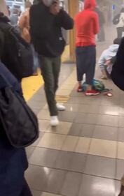 Spari, sangue e paura nella metro di New York 6