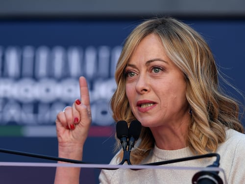 Impegni, bordate e lacrime. Meloni infiamma Atreju