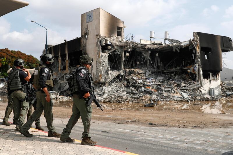 Forze di sicurezza israeliane nel sito della stazione di polizia distrutta che era controllata dai militanti di Hamas nella città meridionale di Sderot, vicino al confine con Gaza.