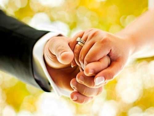 "La casa dei matrimoni", il libro che racconta un "sì" lungo sessant'anni