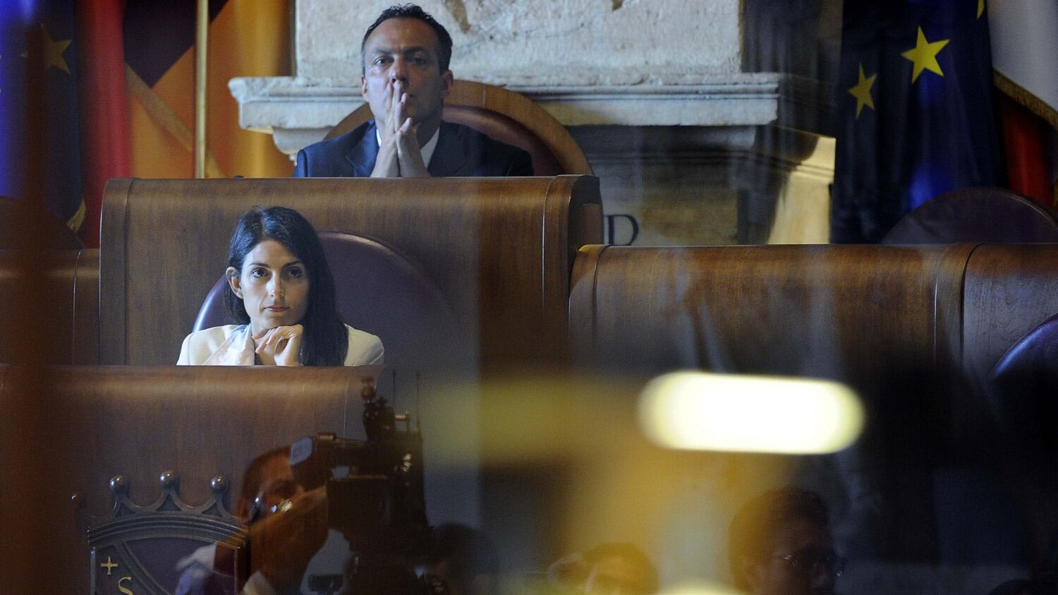 La reazione scomposta della Raggi accerchiata: ora piovono querele
