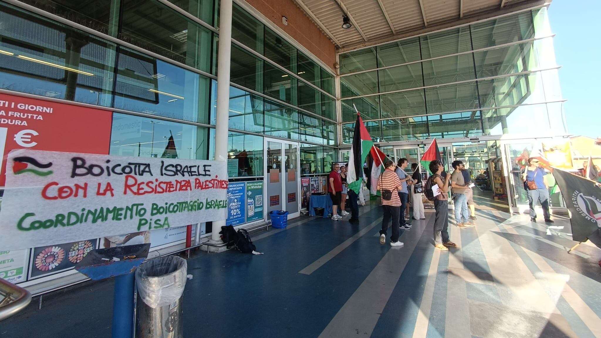 "Boicottare i prodotti di Israele". Gli attivisti pro-Palestina se la prendono con la frutta