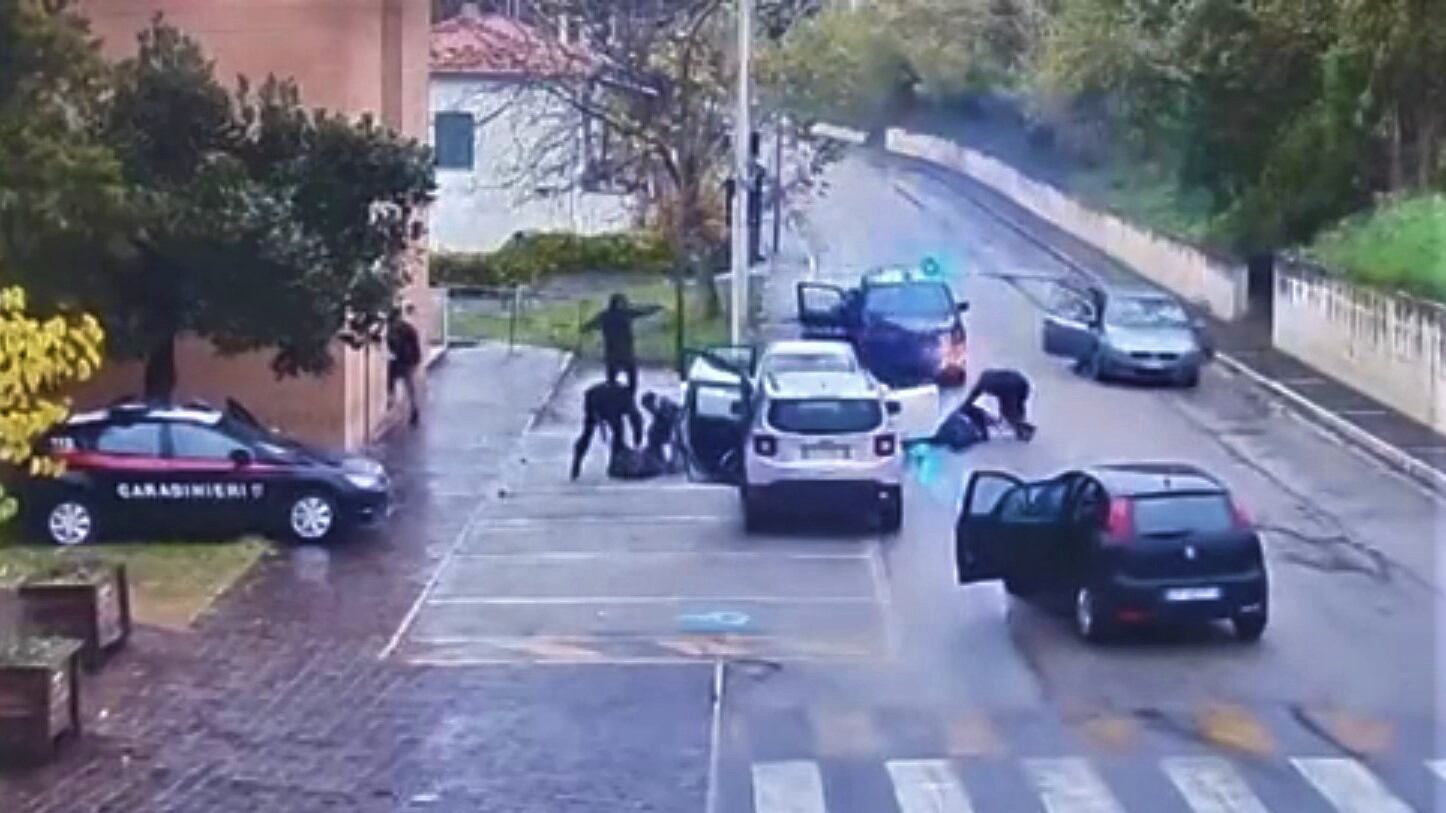 Sventano una rapina alle Poste: lo spettacolare blitz dei carabinieri