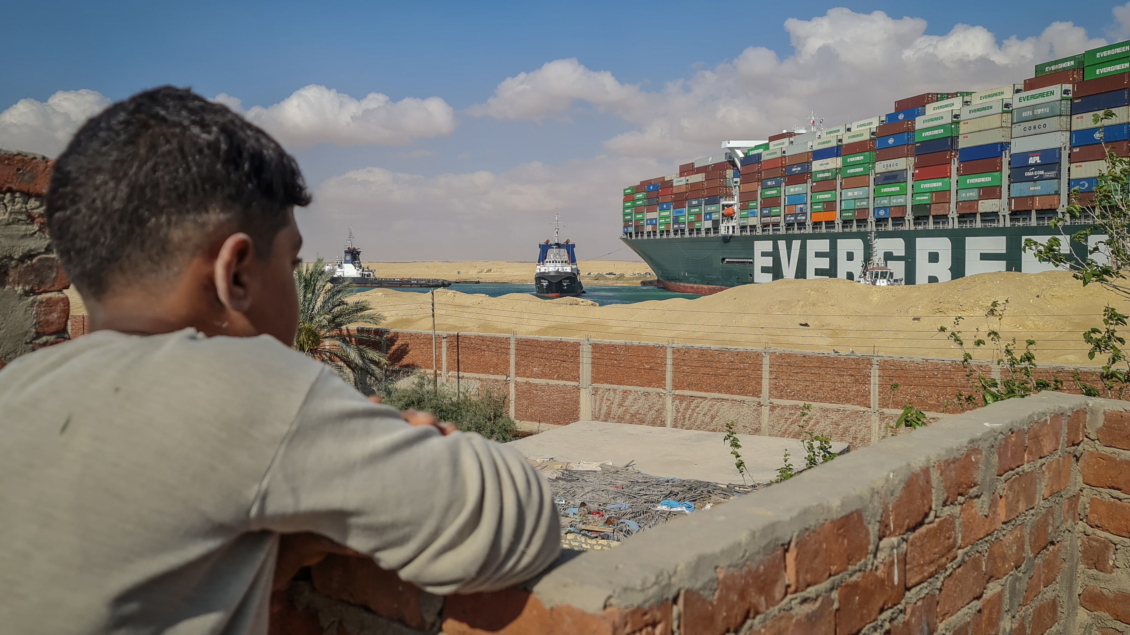 Suez, 14 rimorchiatori in azione In coda per il blocco 321 navi