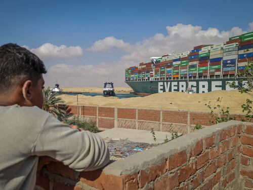 Suez, 14 rimorchiatori in azione In coda per il blocco 321 navi