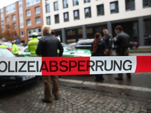 Nella sua città accoglie più immigrati: sindaco accoltellato in Germania