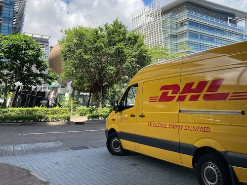 Frode sui pacchi DHL: ecco la mail falsa che può svuotarti il conto. La società lancia l'allarme