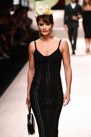 Monica Bellucci e le star in passerella per Dolce & Gabbana 8