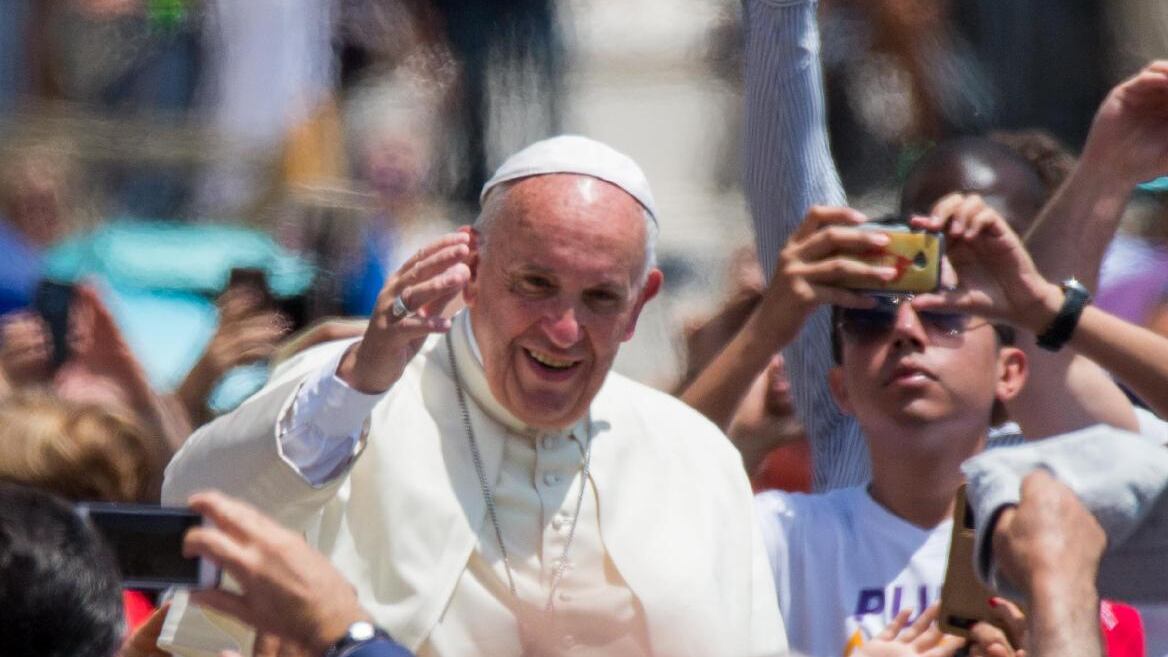 Francesco sfida i terroristi con la Papamobile "cabrio"