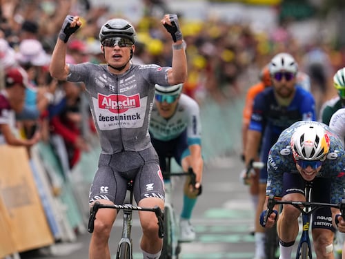 Tour, Philipsen vince in volata a Pau una tappa estremamente movimentata