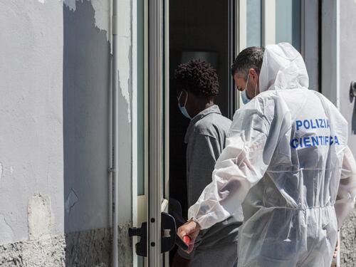 Fughe di migranti contagiati. Cresce la paura in tutta Italia