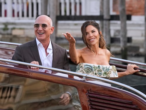 "Condiviso un sogno grazie a Venezia". I Bezos ripartono, gli invidiosi restano