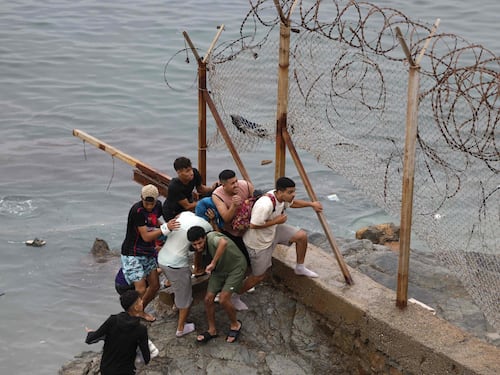 Crisi di Ceuta, quasi 50mila gli ingressi: “Siamo sopraffatti”. E Madrid convoca l’ambasciatore italiano