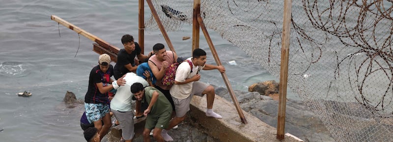 Crisi di Ceuta, quasi 50mila gli ingressi: “Siamo sopraffatti”. E Madrid convoca l’ambasciatore italiano