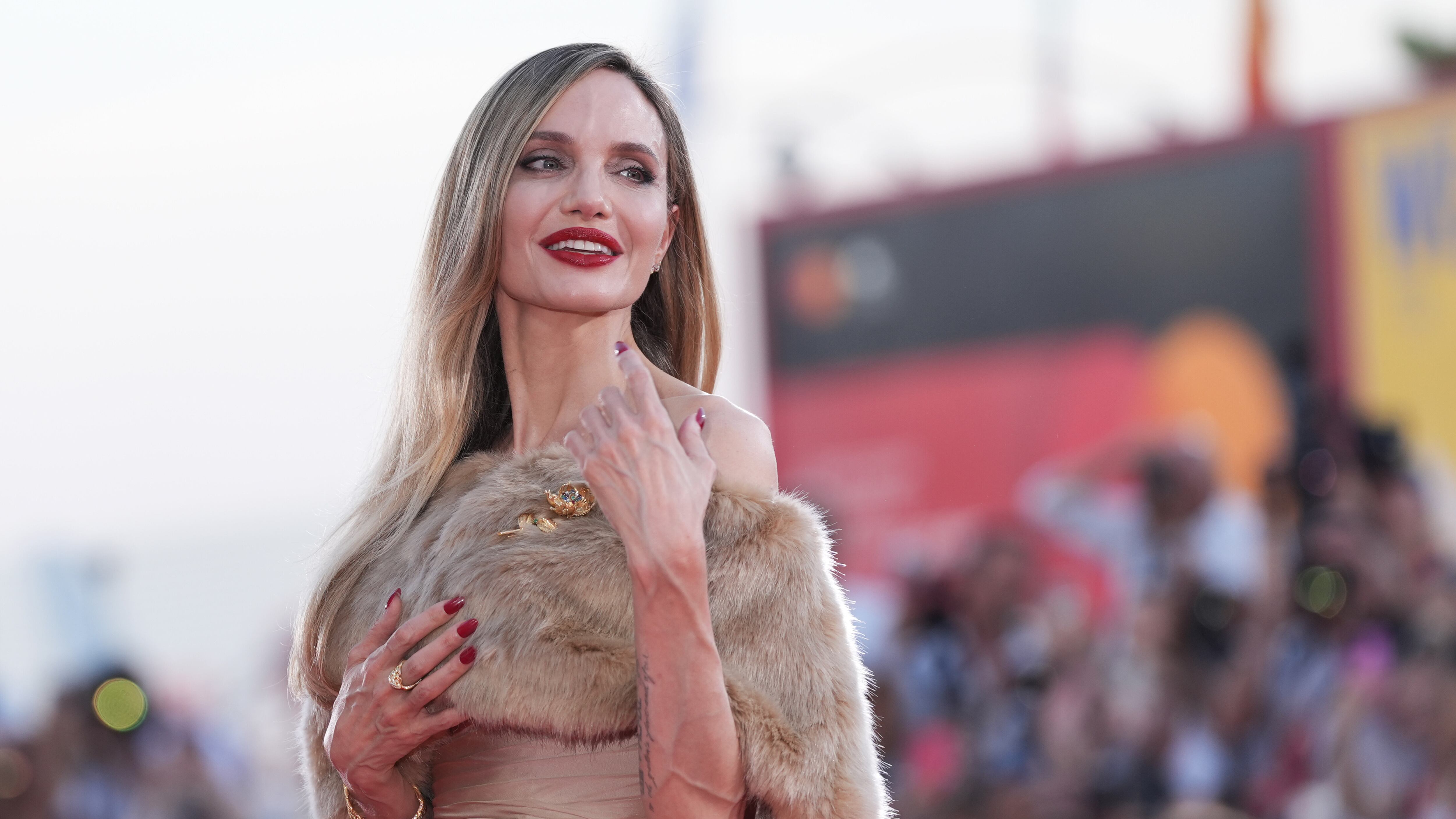 Angelina Jolie festeggia 50 anni, l'omaggio della figlia Shiloh che cambia (di nuovo) nome