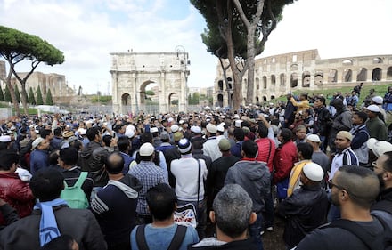 I musulmani pregano al Colosseo 5