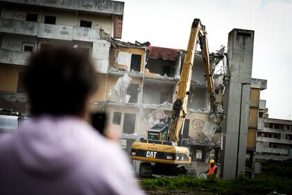 Scampia, inizia la demolizione della Vela gialla 3